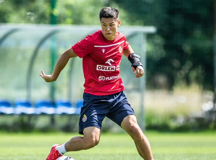 易游娱乐 -包含转会期广州队备战欧联；主帅复盘细节曝光；气氛紧张；更衣室氛围转暖的词条